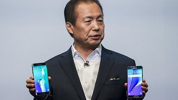 El presidente de Samsung muestra el Galaxy S6 Edge+ y el Note 5.