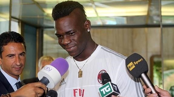 Balotelli, tras pasar el reconocimiento médico en Milán. 