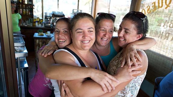 Las hijas de Josefa Hernández celebran el indulto del Gobierno a su madre.