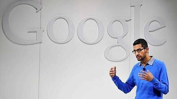 Sundar Pichai, junto al logo de Google.