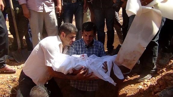 Abdulá Kurdi entierra a su hijo. 