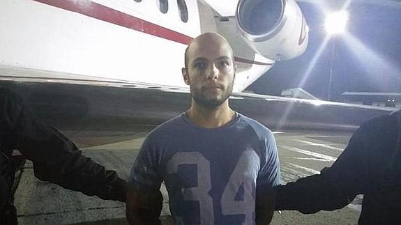 Momento de la entrega de Sergio Morate a las autoridades españolas.