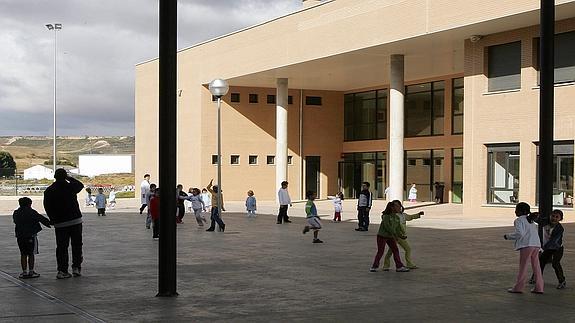 Los alumnos juegan en el patio del colegio del barrio de Yagüe, en Logroño.