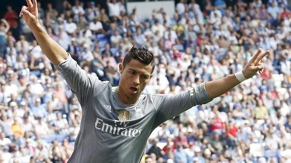 Cristiano Ronaldo celebra uno de sus goles en Cornellà. 