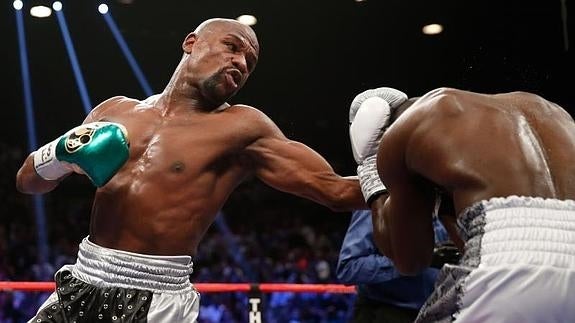 Floyd Mayweather (izq), durante su pelea contra Andre Berto (der.) 