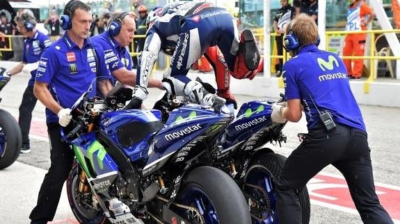 Jorge Lorenzo cambia de moto en la carrera en Misano. 