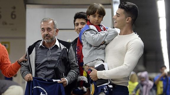 Ossama y su hijo Zaid, junto a Mohamed Labrouzi en la estación de Sants, en Barcelona. 