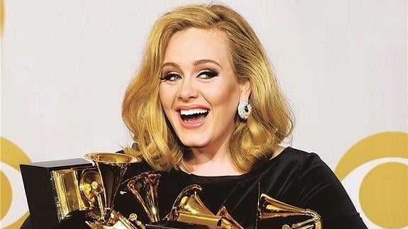 Adele en 2012, con los seis Grammys por su álbum 21. 