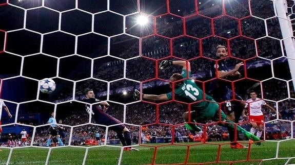 Gaitán supera a Oblak con su disparo en el gol del empate. 