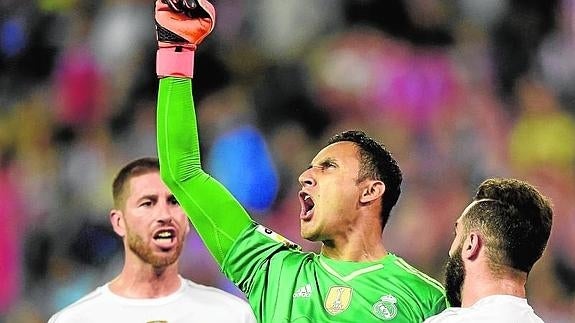 Keylor Navas celebra su intervención en el penalti. 