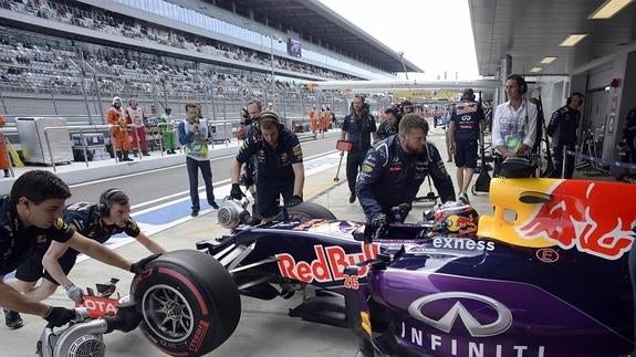 Los mecánicos de Red Bull, con el coche de Daniil Kvyat en el box. 