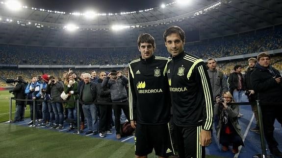 Etxeita y San José posan. 