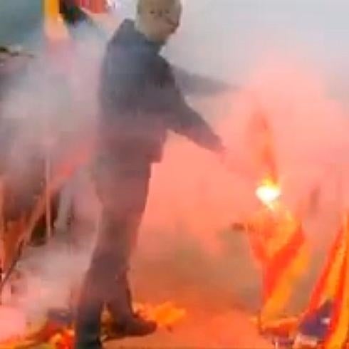 Un hombre quema una 'estelada'.