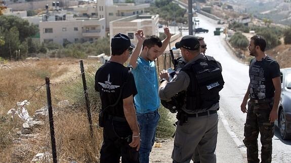 Policías israelíes registran a un joven palestino en Jerusalén Este. 