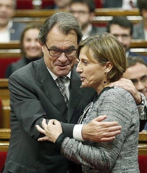 Artur Mas (i) abraza a Carme Forcadell.