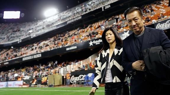 Lim (d) y su esposa, en Mestalla. 