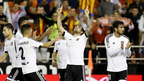 Paco Alcácer celebra su gol ante el Levante. 