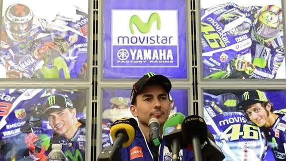 Jorge Lorenzo atiende a los medios. 