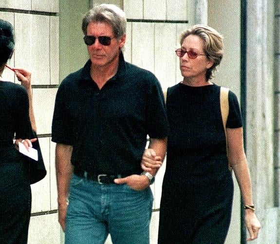 Harrison Ford y Melissa Mathison, durante un paseo en 1999. 