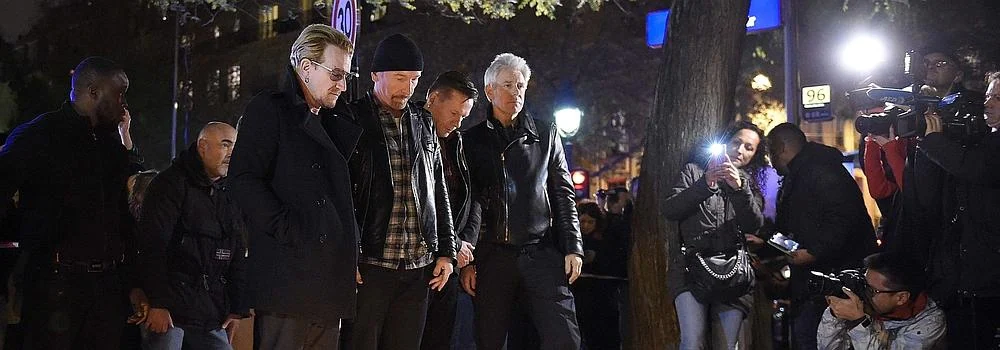 U2 rinde homenaje a las víctimas de los atentados. 