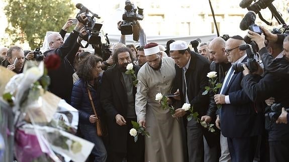 Representantes de las comunidades judía y musulmana rinden homenaje a las víctimas. 