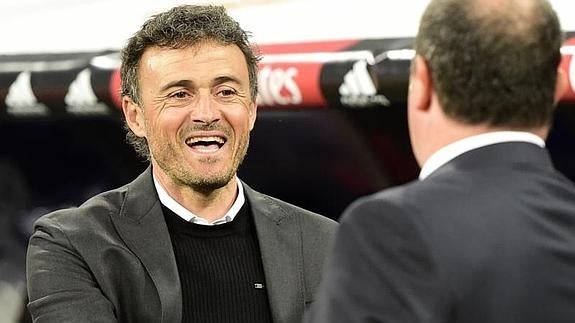 Luis Enrique (i) saluda a Rafa Benítez (d). 