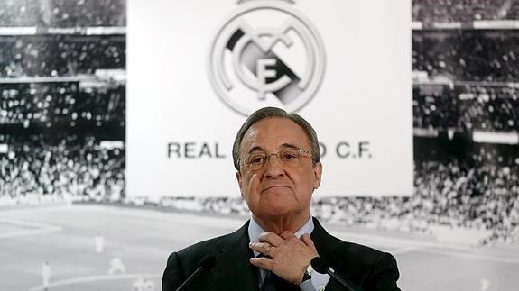 Florentino Pérez se ajusta la corbata. 