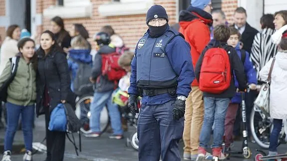 Un policía en una calle de Bruselas.