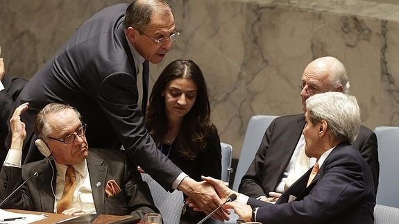 Saludo entre Lavrov (Rusia) y Kerry (EEUU). 