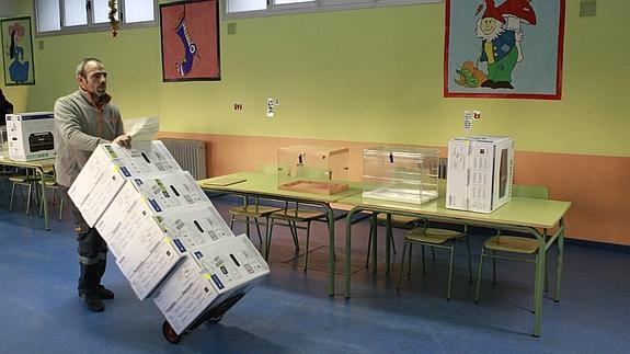 Preparativos en un colegio electoral de Madrid.