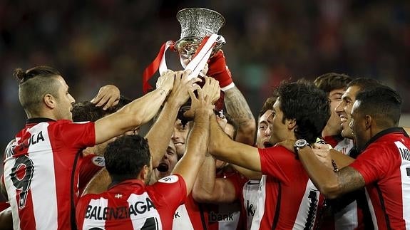 Los jugadores del Athletic celebran la Supercopa de España en el Camp Nou. 