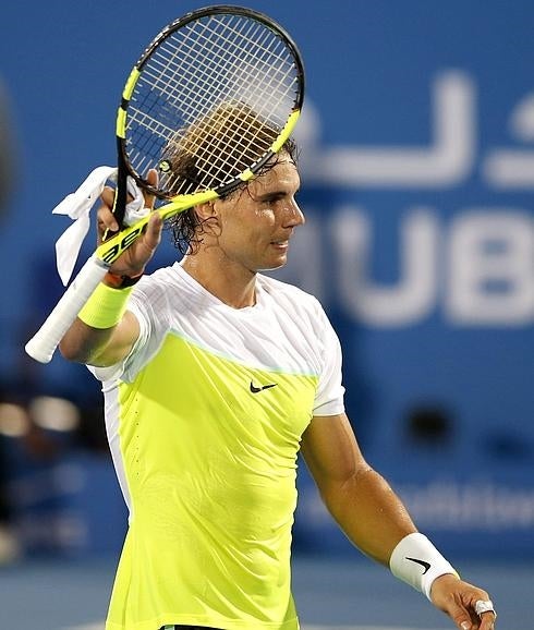 Nadal hace un gesto a la grada en Abu Dabi. 