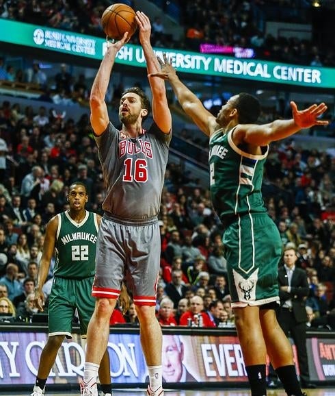 Pau Gasol lanza a canasta. 