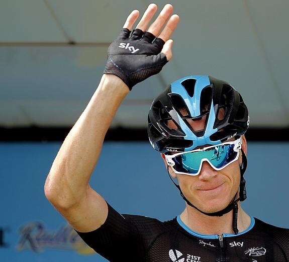 Froome saluda en un podio de la Vuelta a España. 