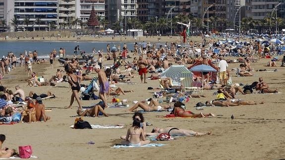 Turistas en una playa de Las Palmas de Gran Canaria.