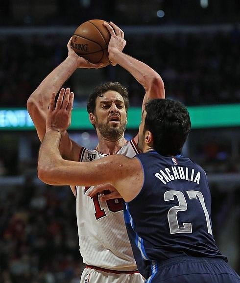 Pau Gasol, ante los Mavericks. 