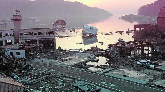 Estructuras y edificios tras un terremoto y un tsunami en Japón.