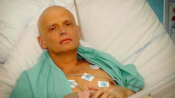 Alexander Litvinenko yace en la cama de un hospital en Londres tras ser envenenado.