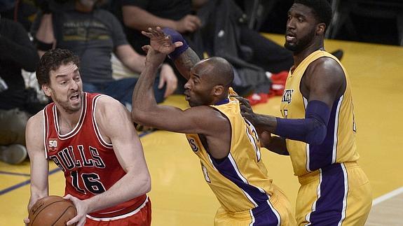 Pau Gasol, ante Kobe Bryant. 