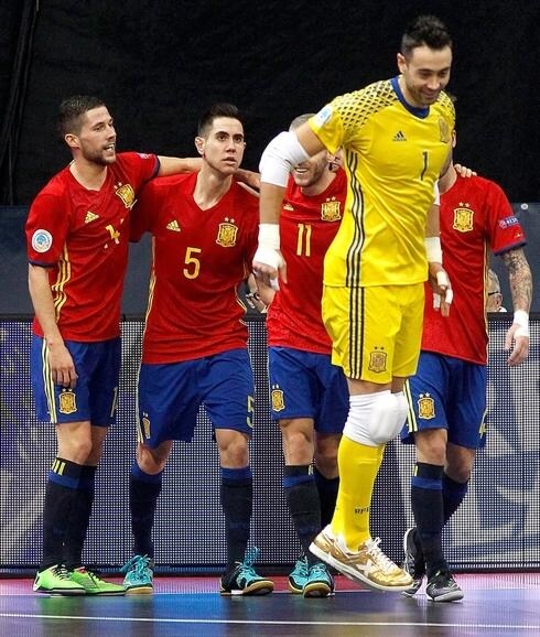 Jugadores de la selección española celebran un gol. 