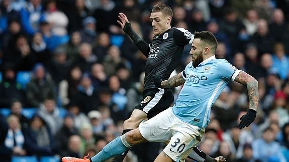 Vardy pelea por el balón con Otamendi. 