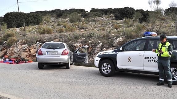 Un hombre falleció al salirse de la vía su coche cuando conducía por una carretera de Loja (Granada) y chocar contra unas rocas.