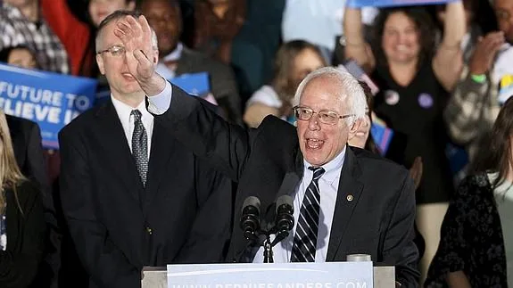Bernie Sanders celebra su victoria. 
