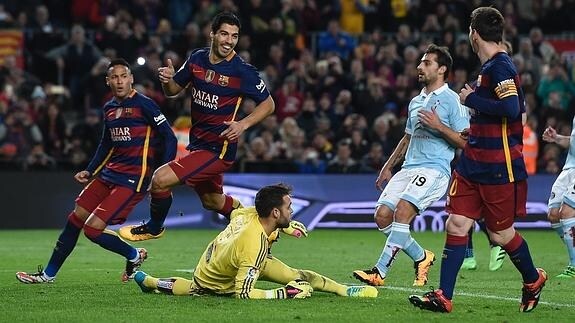 Neymar, Luis Suárez y Messi celebran un gol al Celta. 