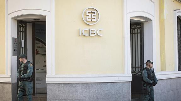 Dos agentes de la Guardia Civil custodían las entradas de la sede del banco chino ICBC. 