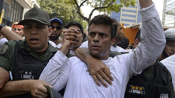 Leopoldo López, en el momento de ser detenido el 23 de junio de 2015.