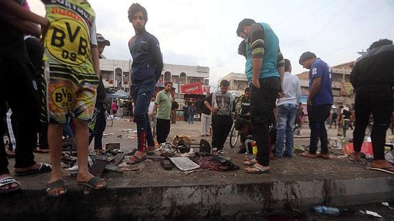 Varios iraquíes en la zona donde se ha producido uno de los atentados.