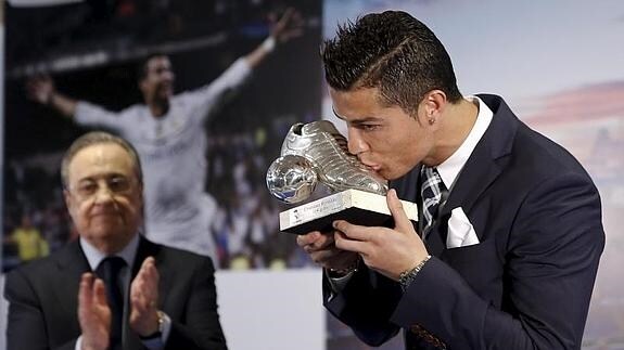 Florentino Pérez aplaude a Cristiano en un homenaje del Real Madrid al portugués. 