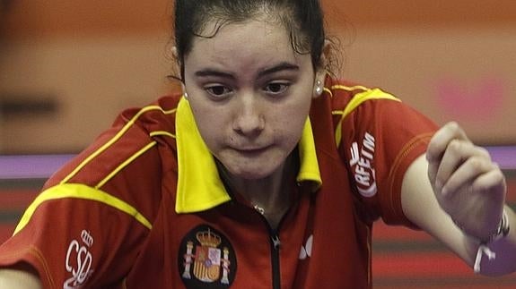 La española Claudia Caymel golpea la pelota. 