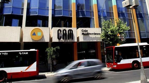 Vista de la sede central de Caja Mediterráneo en Alicante. 